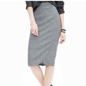 Gorgeous Banana Republic midi pencil skirt with front asymmetrical zip. Size 8